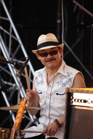 元BOOWYの高橋まことさんが私のスネアーを叩いています